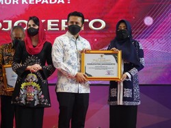 Imunisasi Anak di Mojokerto Tinggi, Bupati Ikfina Diganjar Penghargaan
