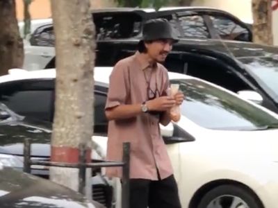 Potret Sederhananya Duta Sheila On 7 yang Dikira Tukang Parkir