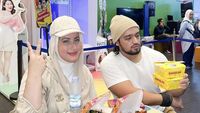 Gaya Keren Tasyi Athasyia Saat Makan Bareng Suami dan Keluarga
