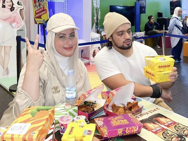 Gaya Keren Tasyi Athasyia Saat Makan Bareng Suami dan Keluarga