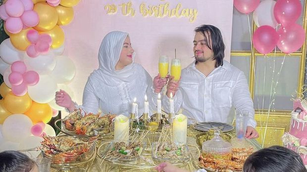 Gaya Keren Tasyi Athasyia Saat Makan Bareng Suami dan Keluarga