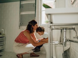 10 Makanan Pelancar BAB Anak 1 Tahun untuk Cegah Sembelit