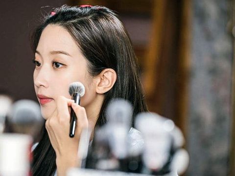Ilustrasi belajar self makeup pada kelas kecantikan /Foto: Courtesy of tvN