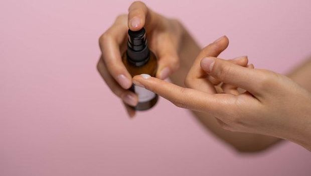 Ilustrasi memakai skincare/ Pexels.com/ Photo by Ron Lach