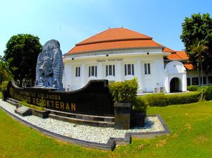 8 Universitas Terbaik di Jawa Timur Versi QS AUR 2023 8 Universitas Terbaik di Jawa Timur Versi QS AUR 2023