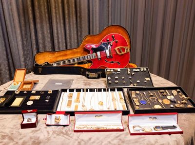 Sederet Koleksi Elvis Presley akan Dilelang, Cincin hingga Gitar