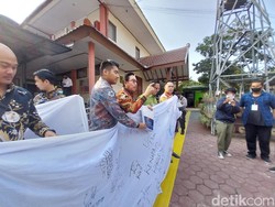 Usai 5 Jam Sidang Pledoi, Kuasa Hukum JE Pamer Spanduk Dukungan Siswa SPI