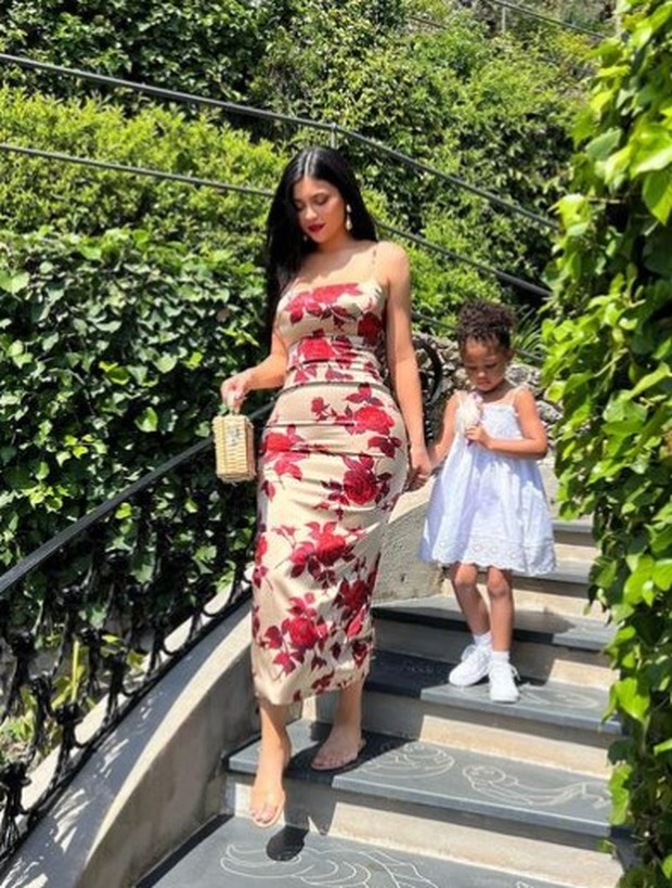 Kylie bersama putrinya tengah mengenakan dress motif bunga-bunga berwarna merah