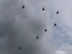 7 Pesawat Tempur Bolak-balik di Langit Pekanbaru, Ada Apa? 7 Pesawat Tempur Bolak-balik di Langit Pekanbaru, Ada Apa?