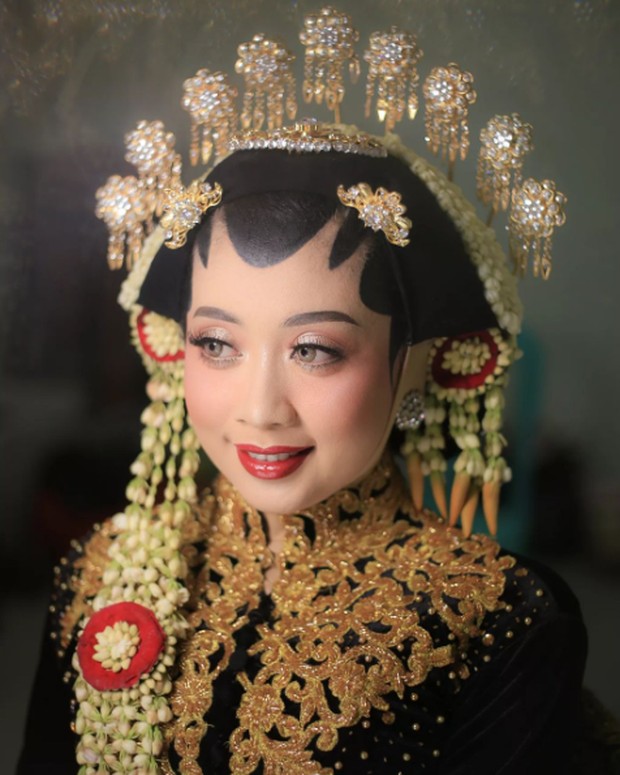 Mahkota Adat Jawa/Foto: Instagram/@sarahnusrat_mua_hairdo Mahkota Adat Jawa/Foto: Instagram/@sarahnusrat_mua_hairdo