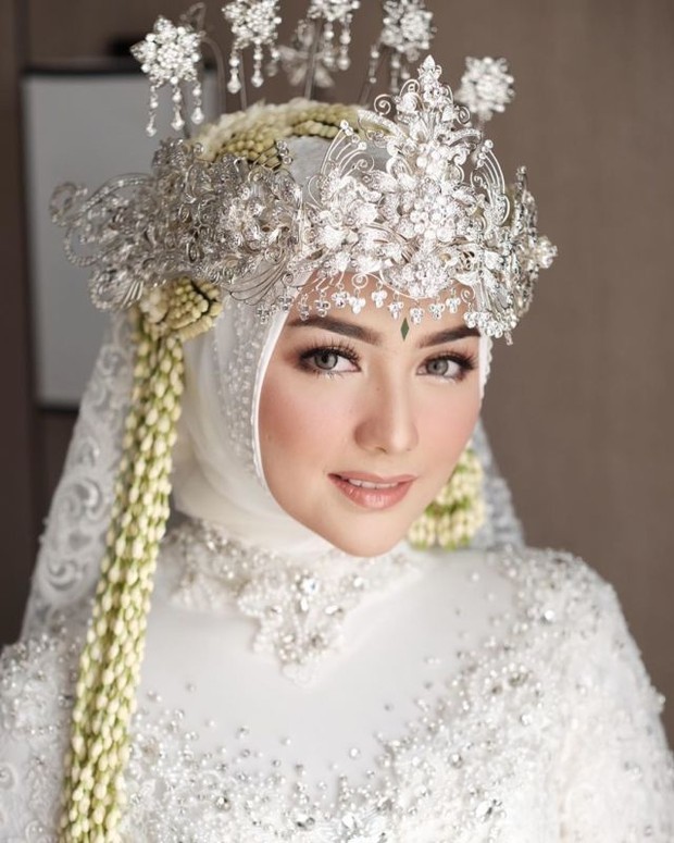 Mahkota Adat Sunda/Foto: Instagram/@citraciki Mahkota Adat Sunda/Foto: Instagram/@citraciki
