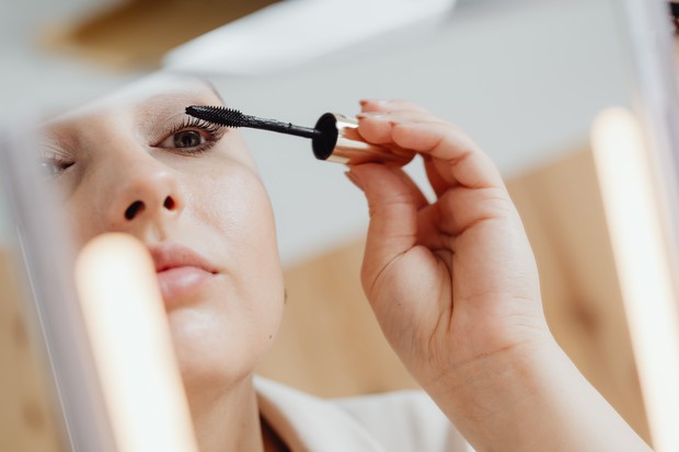 Mascara yang bagus membuat tampilan mata yang lebih besar dan cerah/ foto: pexels/ karolina grabowska Mascara yang bagus membuat tampilan mata yang lebih besar dan cerah.