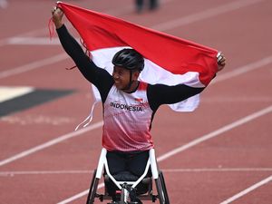 Momen Atlet Balap kursi Roda, Jaenal Aripin Berhasil Raih Emas Momen Atlet Balap kursi Roda, Jaenal Aripin Berhasil Raih Emas