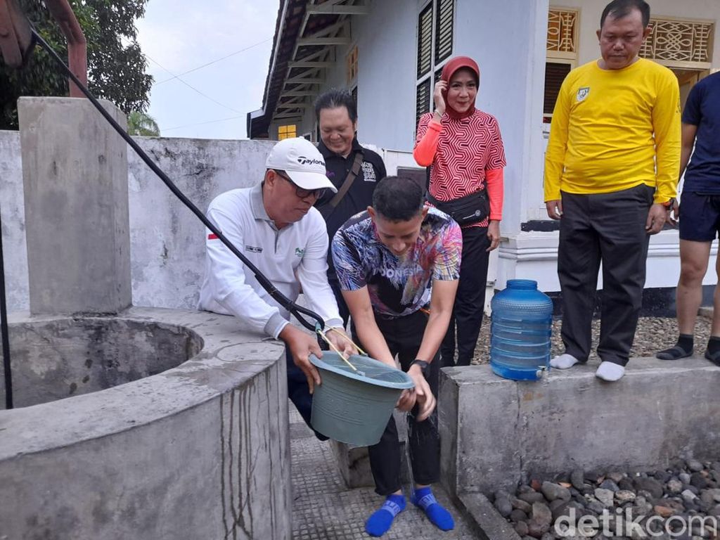 Sandiaga Cuci Muka di Sumur Awet Muda Rumah Bung Karno di Bengkulu