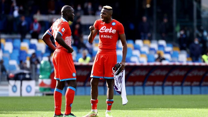 NAPLES, ITALY - APRIL 10: Victor Osimhen and Kalidou Koulibaly of SSC Napoli argues about the defeat ,during the Serie A match between SSC Napoli v ACF Fiorentina on April 10, 2022 in Naples, Italy. (Photo by MB Media/Getty Images)