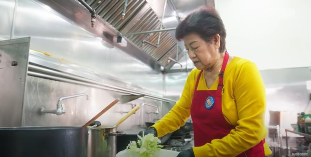 Nenek Siu Chen memasak masakannya sendiri/ Foto: Tangkapan Layar YouTube Eater Nenek Siu Chen memasak masakannya sendiri/ Foto: Tangkapan Layar YouTube Eater