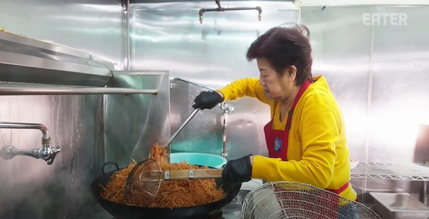 Nenek Siu Chen memasak salah satu menu restorannya/ Foto: Tangkapan Layar YouTube Eater Nenek Siu Chen memasak salah satu menu restorannya/ Foto: Tangkapan Layar YouTube Eater