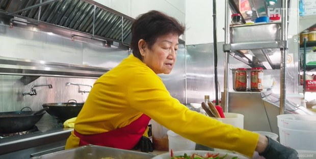 Nenek Siu Chen punya jadwal teratur dalam memasak/ Foto: Tangkapan Layar YouTube Eater