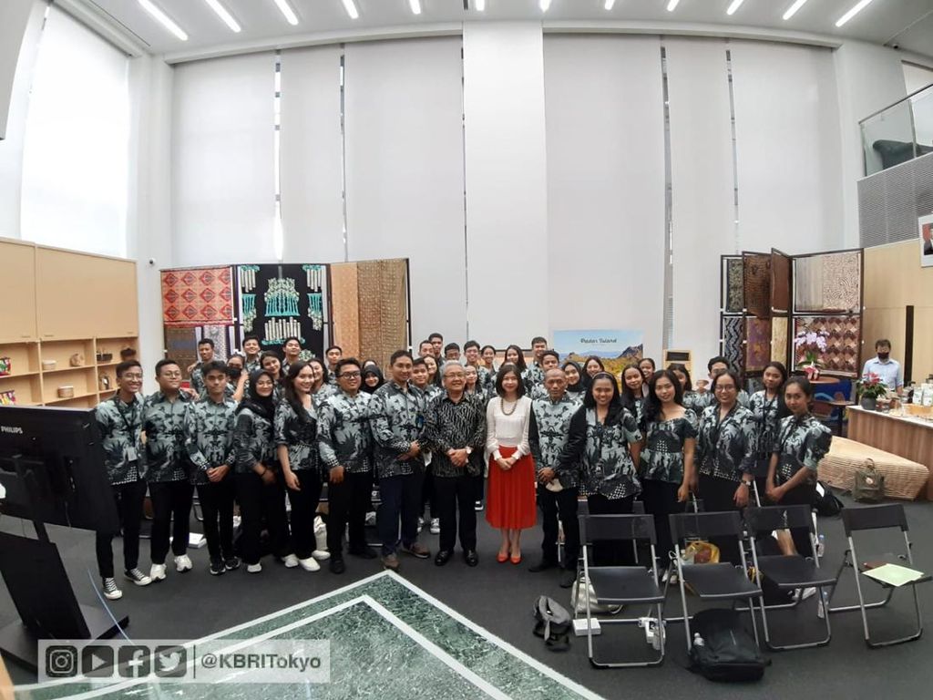 Keren! Paduan Suara Universitas Sebelas Maret Raih Gelar Juara Dunia di Tokyo Keren! Paduan Suara Universitas Sebelas Maret Raih Gelar Juara Dunia di Tokyo