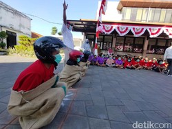 Serunya Melihat Puluhan ODGJ Berlomba Balap Karung di Liponsos Surabaya