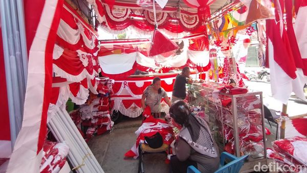 Potret Pedagang Serba-serbi HUT RI di Jalan Darmo Kali