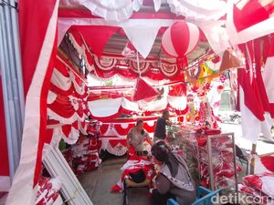 Potret Pedagang Serba-serbi HUT RI di Jalan Darmo Kali