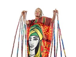 Tak Potong Kuku 25 Tahun, Kuku Wanita Ini Lebih Panjang dari Bus Tingkat