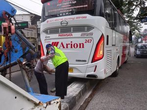 Hindari Pemotor, Bus Pariwisata Tersangkut Separator di Jl M Yusuf Depok Hindari Pemotor, Bus Pariwisata Tersangkut Separator di Jl M Yusuf Depok