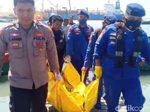 Nelayan Gresik Temukan Mayat Saat Jaring Ikan Nelayan Gresik Temukan Mayat Saat Jaring Ikan