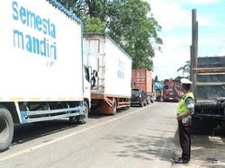 Mobil Terperosok Lubang, Jalan Lintas Pekanbaru-Kuansing Macet Total