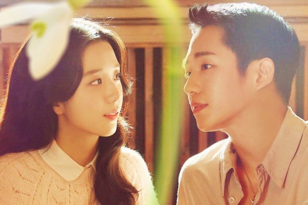 Potret Ji Soo dan Jung Hae In dalam drama Snowdrop/ Foto: soompi.com Potret Ji Soo dan Jung Hae In dalam drama Snowdrop