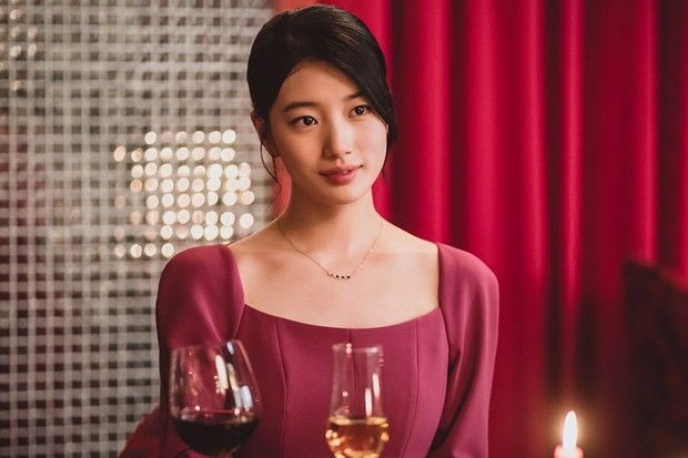 Potret Suzy dalam drama Anna/ Foto: instagram.com/coupangplay Potret Suzy dalam drama Anna