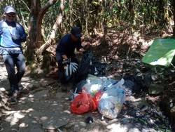 Ih, Jorok! Celana Dalam Berserakan Juga Ada di Gunung Gede Pangrango