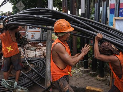 Jaringan Kabel Semrawut di Depok Ini Mulai Ditanam di Tanah