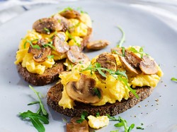 Resep Roti Panggang Topping Telur dan Jamur ala Menu Sarapan Hotel