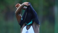 Lukaku memperlihatkan perut sixpack di sesi latihan Inter. Terlihat lebih kurus, kan? (Foto: Mattia Pistoia - Inter/Inter via Getty Images)