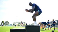 Lukaku menempa diri di sesi latihan Inter. Penyerang berusia 29 tahun itu sebelumnya memang bersinar di Inter, dengan bisa membuat 64 gol dan mempersembahkan gelar scudetto. (Foto: Mattia Ozbot - Inter/Inter via Getty Images)
