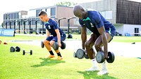 Lukaku melatih otot tangannya dengan mengangkat barbel. (Foto: Mattia Ozbot - Inter/Inter via Getty Images)