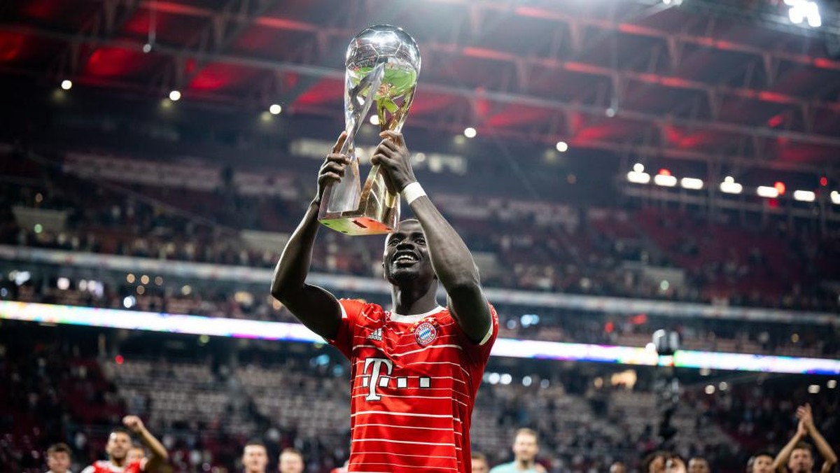 Sadio Mane merayakan trofi pertamanya bersama Bayern Munich, usai memenangi Piala Super Jerman. (Foto: Getty Images/Marvin Ibo Guengoer - GES Sportf)