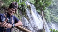 Senyum Merekah Sandiaga di Air Terjun Panas-Dingin, Bengkulu