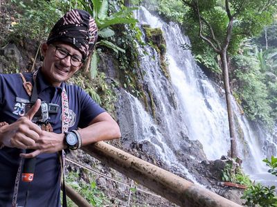 Senyum Merekah Sandiaga di Air Terjun Panas-Dingin, Bengkulu