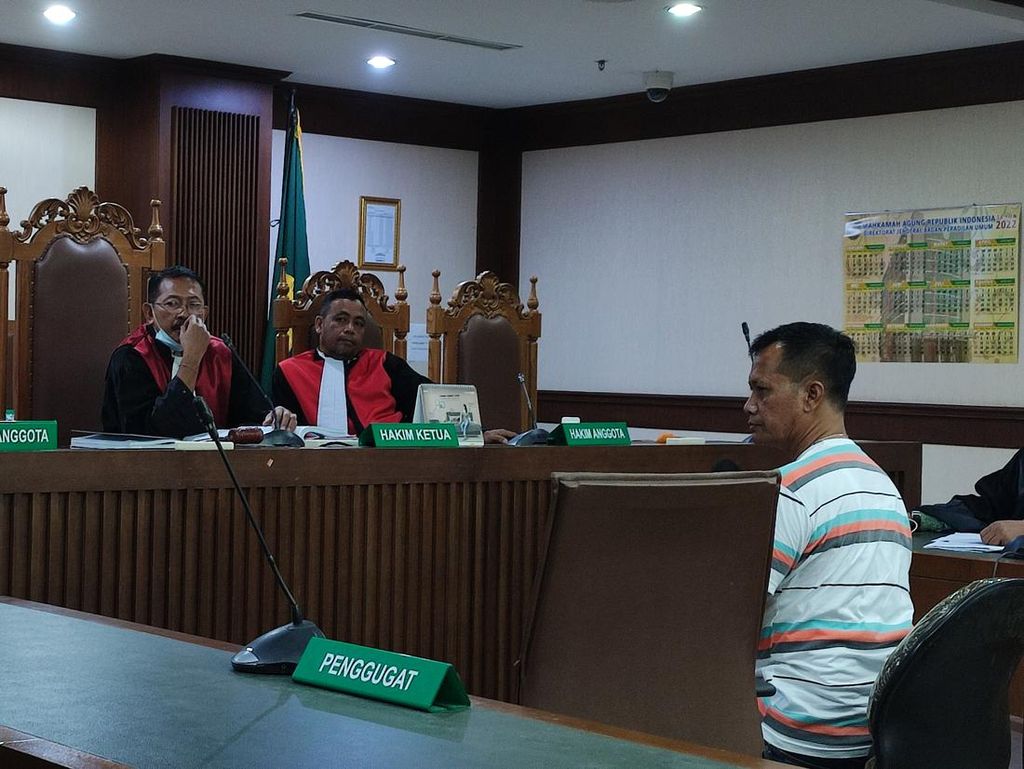 Polisi Ceritakan Detik-detik Selamatkan Ade Armando Saat Dikeroyok Polisi Ceritakan Detik-detik Selamatkan Ade Armando Saat Dikeroyok