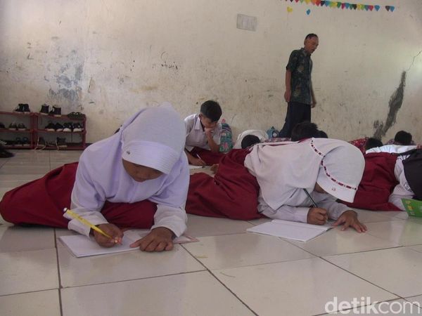 Potret Miris Siswa SD di Subang Belajar di Lantai
