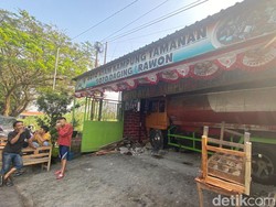 Warung Soto di Kediri Rusak Parah Tertabrak Truk Tangki Minyak Goreng