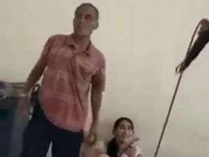 Soal Viral Mencium Pemandu Lagu, Kades Sugihwaras Lamongan Ngaku Ditipu Soal Viral Mencium Pemandu Lagu, Kades Sugihwaras Lamongan Ngaku Ditipu