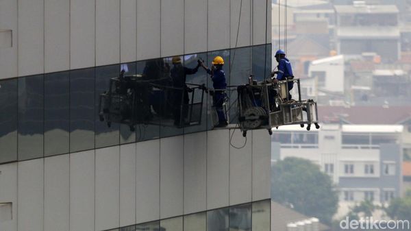 Aksi Para Pembersih Kaca di Ketinggian Kota
