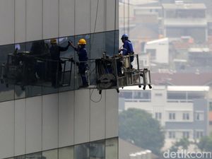 Aksi Para Pembersih Kaca di Ketinggian Kota