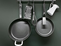 5 Mitos Alat Masak, Benarkah Teflon Bakal Rusak Saat Kena Sendok?