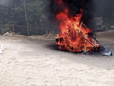 Massa Demo Proyek Bendungan Bener Purworejo Bakar Ban