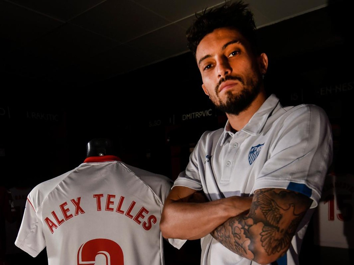 Alex Telles dengan seragam Sevilla. Foto: Dok. Sevilla